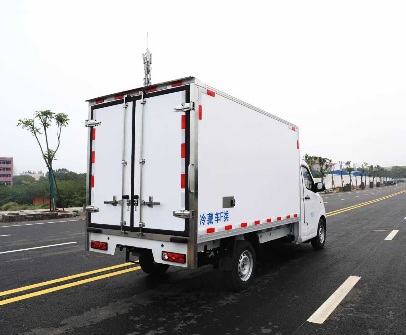 吉利遠(yuǎn)程F1E純電動冷藏車8方圖片4